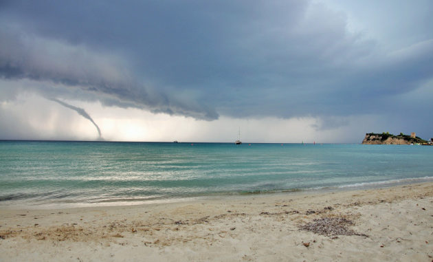 Una tempesta in arrivo e un tornado in avvicinamento verso Halkidiki, la penisola Calcidica, in Grecia. I cambiamenti climatici nella regione del Mediterraneo renderanno questi fenomeni sempre più frequenti.|Neli Georgieva / Shutterstock