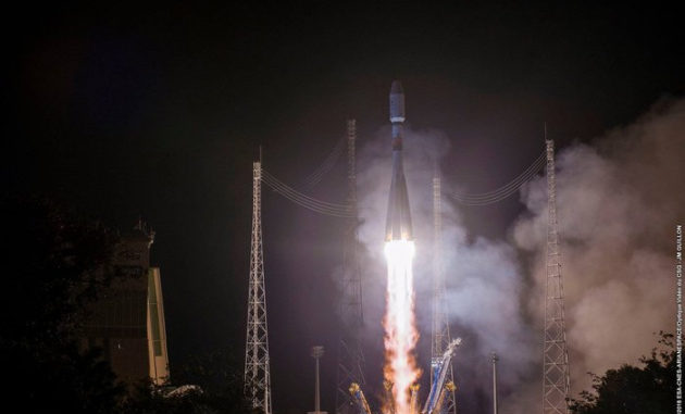Il momento del lancio del razzo Soyuz con a bordo il satellite MetOp-C.|Esa