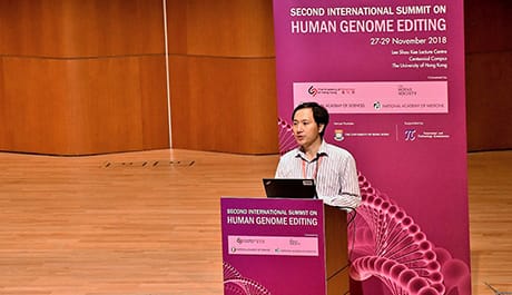 He Jiankui durante la sua relazione al secondo summit internazionale sull'editing del genoma umano tenutosi a fine novembre a Hong Kong. (Wikimedia Commons) 