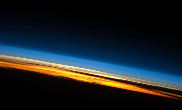 L'atmosfera terrestre dalla ISS, che orbita a circa 400 km di altezza.|NASA