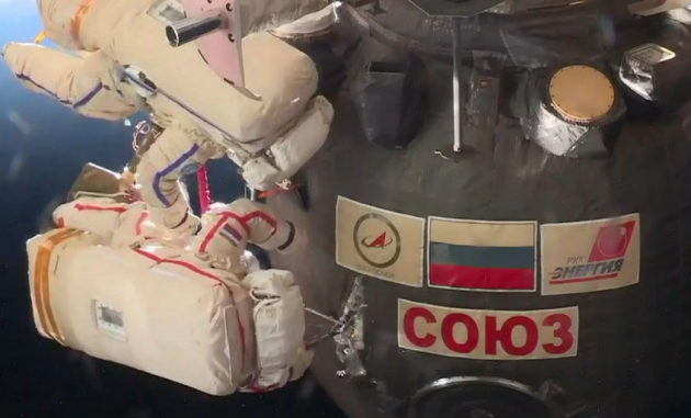 Oleg Kononenko e Sergey Prokopyev al lavoro all'esterno del modulo forato della Soyuz MS-09.|NASA TV