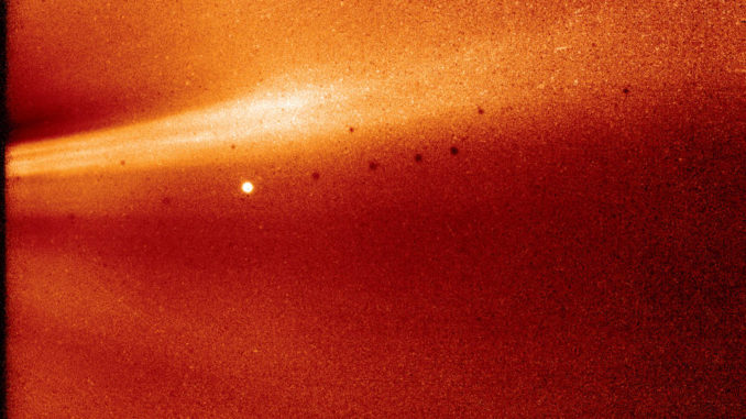 Questa immagine dello strumento WISPR (Wide-field Imager for Solar Probe) di Parker Solar Probe mostra uno streamer coronale, visibile sul lato orientale del Sole l'8 novembre 2018, alle 1:12 EST. Gli streamer coronali sono strutture di materiale solare all'interno dell'atmosfera del Sole, la corona, che di solito si sovrappongono a regioni di maggiore attività solare. La struttura fine dello streamer è molto chiara, con almeno due raggi visibili. Parker Solar Probe era circa 16,9 milioni di miglia dalla superficie del Sole quando è stata scattata questa immagine. L'oggetto luminoso vicino al centro dell'immagine è Mercurio e le macchie scure sono il risultato della correzione dello sfondo. Crediti: NASA / Naval Research Laboratory / Parker Solar Probe