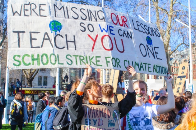 "Stiamo perdendo le nostre lezioni, per insegnarvene una": gli studenti chiedono alla politica di "fare i compiti" sul clima, una volta per tutte.|SHUTTERSTOCK