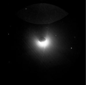 Un'immagine storica reinterpretata alla luce delle nuove conoscenze: la Terra e la geocorona (il suo involucro di idrogeno) in una foro all'ultravioletto scattata dalla Luna nel 1972, dagli astronauti dell'Apollo 16. | Nasa