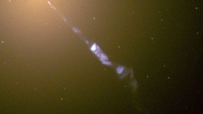 Il getto di materia fuoriuscente da M87 a velocità prossime a quella della luce: si estende per circa 1.5 kiloparsec o 5000 anni luce dal centro della galassia [fonte: NASA and The Hubble Heritage Team (STScI/AURA)]