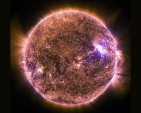 I brillamenti solari sono una conseguenza dei complessi moti dei plasmi nell'atmosfera del Sole (NASA/SDO)