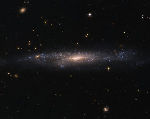 UGC 477, galassia a bassa luminosità superficiale (LSB). Crediti: NASA/ESA
