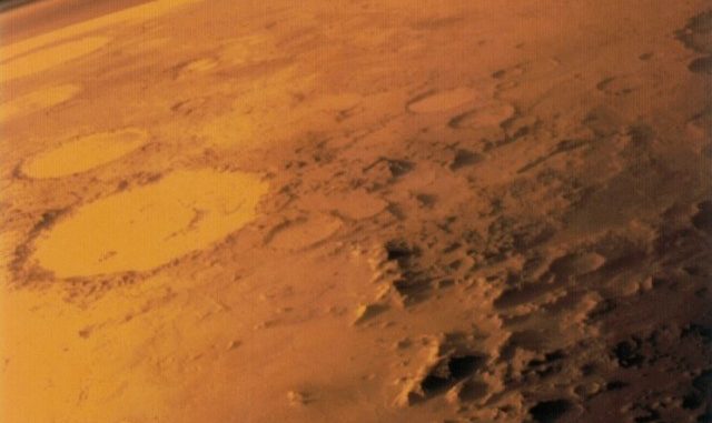 L’atmosfera tenue di Marte visibile all’orizzonte. Credito: NASA