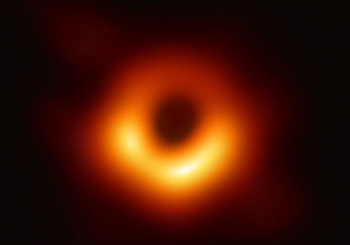 Nell’aprile del 2017, tutti gli 8 telescopi associati al telescopio Event Horizon puntarono a Messier 87. Questo è l’aspetto di un buco nero supermassiccio, dove l’esistenza dell’orizzonte degli eventi è chiaramente visibile. Solo attraverso il VLBI si è potuta raggiungere la risoluzione necessaria per costruire un’immagine come questa, ma esiste il potenziale per migliorarla un centinaio di volte. L’ombra è coerente con un buco nero rotante (Kerr). – EVENT HORIZON TELESCOPE COLLABORATION ET AL.