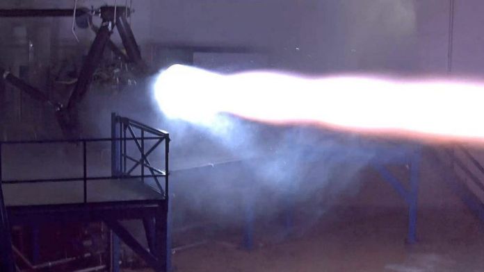 Questo test sui motori del 2015 mostra l’accensione del motore Raptor di SpaceX, che si basa su una reazione estremamente potente ed a basso consumo di carburante. Sfortunatamente, è ancora una reazione a base di sostanze chimiche e converte solo circa un milionesimo della massa del combustibile in energia. Dovremo fare di meglio se vorremo realizzare i nostri sogni di esplorazione interstellare su scale temporali adeguate alla vita umana. – SPACEX / ELON MUSK