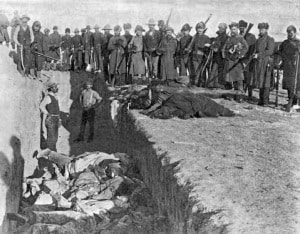 Nativi americani (Lakota Sioux) gettati in una fossa comune dopo l'eccidio di Wounded Knee, nel sud Dakota (1890). | Getty Images
