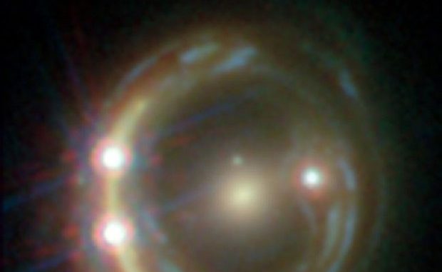 Il fenomeno della lente gravitazionale visto dal telescopio spaziale Hubble (fonte: ESA/Hubble/NASA/Suyu et al.)