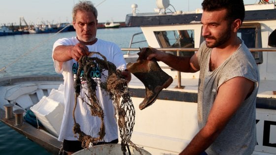 Tra i pescatori di San Benedetto: "Siamo noi gli unici spazzini del mare"