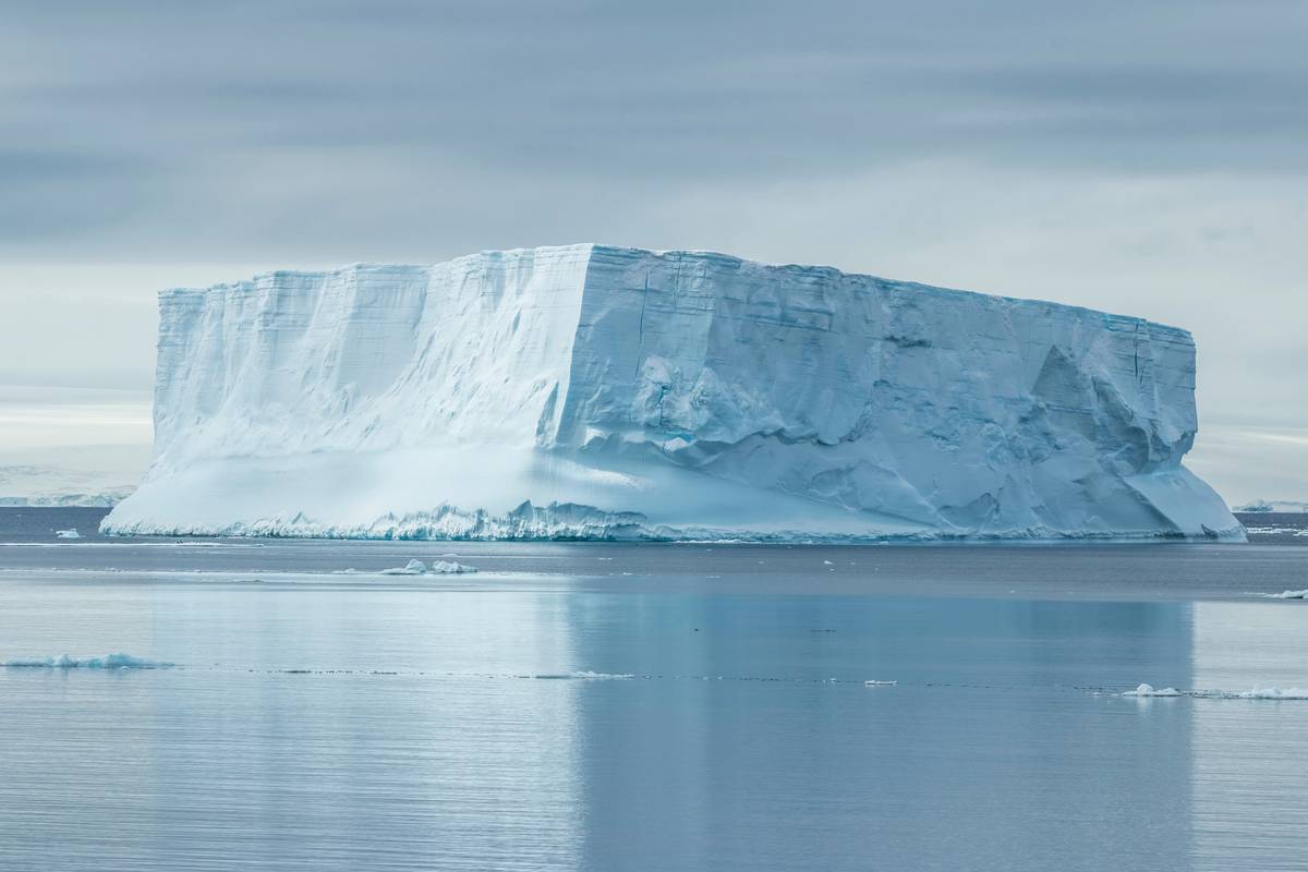 L'Iceberg D-28, di 350mila tonnellate, si stacca dal Polo Sud