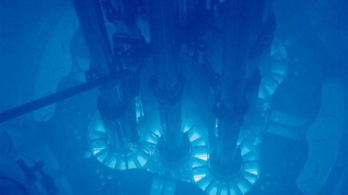 Il nucleo del reattore di prova avanzato dell’Idaho National Laboratory non è blu brillante perché ci sono luci blu coinvolte, ma piuttosto perché si tratta di un reattore nucleare che produce particelle cariche relativistiche che sono circondate dall’acqua. Quando le particelle attraversano quell’acqua, superano la velocità della luce in quel mezzo ed emettono radiazioni Cherenkov, che appaiono come questa luce blu brillante. – LABORATORIO NAZIONALE ARGONNE