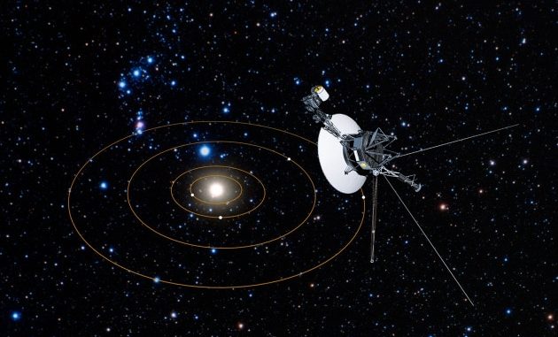 Illustrazione - Voyager 1: partita il 5 settembre 1977, qualche settimana dopo la sorella Voyager 2, seguì una traiettoria che la portò a 6.500 km da Titano, dove confermò le osservazioni della Pioneer 11, secondo la quale il satellite era ricoperto di una spessa atmosfera. Il 14 febbraio 1990 fu la prima sonda a scattare una <a title="NASA JPL - Voyager, Solar System Portrait" href="https://voyager.jpl.nasa.gov/galleries/images-voyager-took/solar-system-portrait/">foto di famiglia</a> dei pianeti del Sistema Solare.