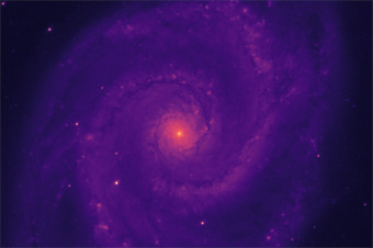 La “prima luce” di Dasi, in aprile: immagine della Whirlpool Galaxy, nota anche come Messier 51. Questa immagine è stata ottenuta la prima notte di osservazione con Desi Commissioning Instrument installato sul Mayall Telescope, presso l’Osservatorio Nazionale Kitt Peak a Tucson, in Arizona; per catturare la luce rossa dalla galassia è stato utilizzato un filtro in banda R. Crediti: Desi Collaboration