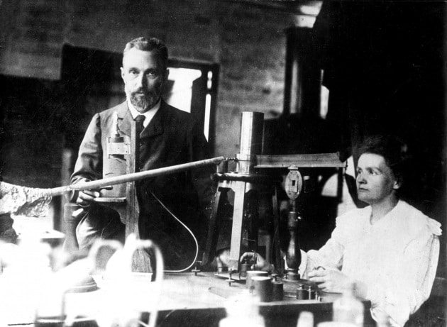 Marie e Pierre Curie, in laboratorio. Fino alla fama inaspettata giunta con il primo Nobel, nel 1903, i due scienziati vissero un'esistenza ritirata, votata a un incessante lavoro di ricerca. Leggi anche: <a href="https://scienzamagia.eu/scienza-tecnologia/storia-di-marie-curie-la-mamma-del-nucleare-che-ha-ispirato-einstein/">Storia di Marie Curie, la mamma del nucleare</a>. <span class="ACopy">|</span> <span class="ACopy">WORLDPHOTOS / ALAMY / IPA
