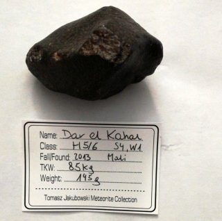 Ecco come appare una tipica meteorite: una pietra con gli spigoli levigati e dal caratteristico colore scuro, per via della crosta di fusione superficiale. All’interno la meteorite è molto più chiara