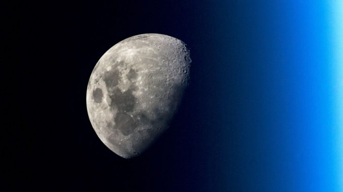 La luna vista dallo spazio