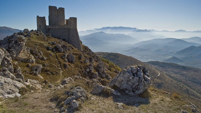 Castello di Rocca Calascio, dove hanno girato scene di Ladyhawke, Il nome della rosa e Amici miei – Atto II. Crediti: Paoladc91/Wikimedia Commons