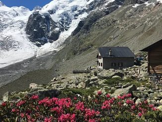 Si colora di rosso il ghiacciaio del Morteratsch sulle Alpi svizzere