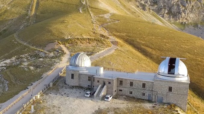 L’Osservatorio di Campo Imperatore. A sx la cupola del telescopio Schmidt, a dx quella dell’Azt-24. Crediti: Media Inaf