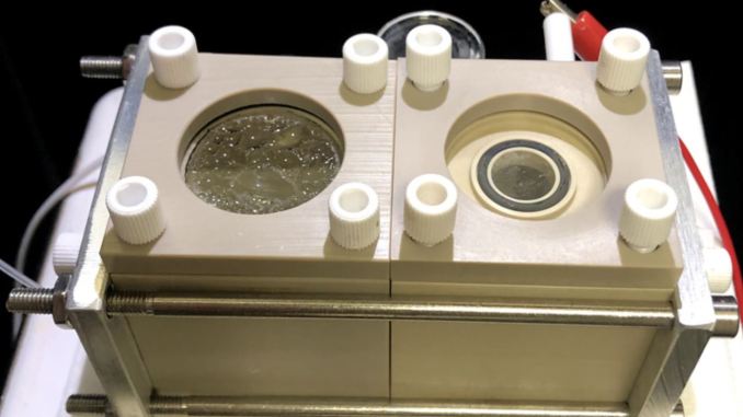 Il dispositivo creato dai ricercatori di Berkeley cattura l'anidride carbonica e la converte in prodotti biologici (credito: Peidong Yang, UC Berkeley)