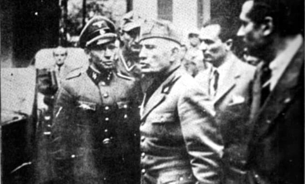 25 aprile 1945: Mussolini lascia la prefettura di Milano, nell’ultima fotografia che lo mostra da vivo | Wikipedia