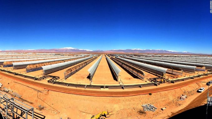 Il mega impianto solare del Marocco. </strong>Costruito nel deserto del Sahara, vicino alla città di Ouarzazate (che significa <em>Porta del deserto</em>), <a href="https://it.wikipedia.org/wiki/Centrale_solare_di_Ouarzazate">Noor 1</a> è la più grande centrale solare termodinamica del mondo. Copre una superficie di 1,4 km quadrati (equivalente a circa 200 campi di calcio). <span class="ACopy"> | Noor/World Bank