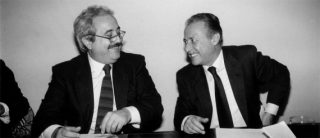 Falcone e Borsellino sorridenti durante un dibattito a Palermo nel 1992. Da piccoli si incontravano nel quartiere arabo di Palermo. Da grandi, nel 1983, si ritrovarono insieme nel pool antimafia. Nel 1992 furono entrambi uccisi. |