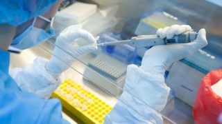 Coronavirus, Speranza firma l'accordo europeo per il vaccino sviluppato a Oxford e prodotto anche in Italia