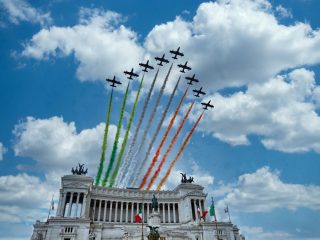 Le Frecce Tricolore in volo sopra l'Altare della Patria, per festeggiare il 2 giugno, Festa della Repubblica italiana (istock)