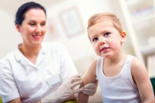 Mentre aspettiamo un vaccino mirato contro la covid, altri vaccini già a disposizione potrebbero offrire una protezione aspecifica. | Shutterstock