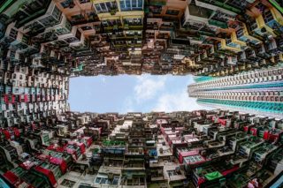 Forse un giorno vivremo tutti in quartieri come quello di Quarry Bay, a Hong Kong, un'antica area residenziale oggi sovrappopolata, nella zona orientale della città. | Ronnie Chua | Shutterstock