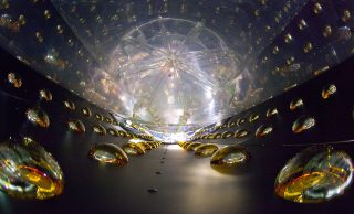 Uno dei rivelatori per antineutrini dell’esperimento Day Bay. Crediti: Roy Kaltschmidt, Lawrence Berkeley National Laboratory/Wikimedia Commons