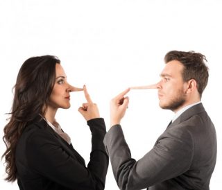 Più bugiarda o più bugiardo? La sfida continua... | Shutterstock