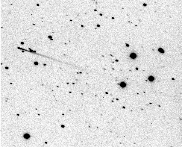 Un’immagine di Elst-Pizarro ripresa durante il perielio del 1996. La coda ripresa è lunga 555.000 km, ma si estende anche oltre la foto. Credit: ESO.La destinazione finale è una cometa di un tipo mai studiato finora. Si chiama 133P/Elst-Pizarro, inizialmente denominato 1979 OW7 in quanto alla sua scoperta si pensava fosse un semplice asteroide. Questa cometa appartiene a una famiglia denominata MBC, Main Belt Comet, una cometa nella fascia principale degli asteroidi, di cui 133P è stata proprio la prima a essere identificata come tale.
