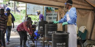 Un checkpoint sanitario per individuare possibili casi di contagio dall’Ebola a una frontiera tra Repubblica Democratica del Congo e Uganda, 14 giugno 2019 (AP Photo/Ronald Kabuubi, File)