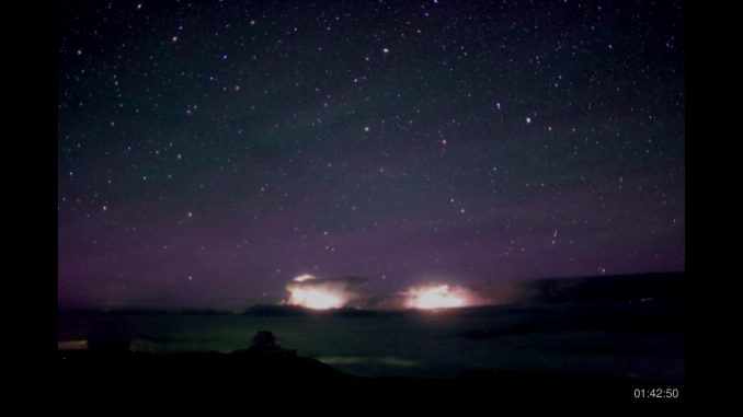 Saette blue jet che salgono verso il cielo delle Hawaii