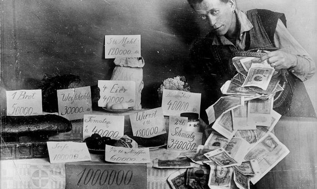 Durante la Repubblica di Weimar, l'iper-inflazione susseguente alla fine della Prima guerra mondiale portò alle stelle i prezzi dei generi alimentari, come si vede in questa foto del 1923. Albert Harlingue/Roger Viollet via Getty Images