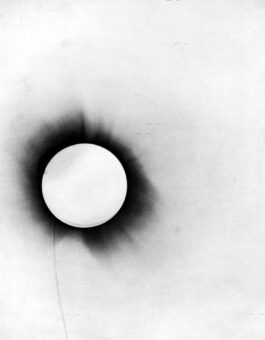 Il negativo della lastra fotografica usata da Sir Arthur Eddington durante l’eclissi solare del 1919. Fu la prima prova sperimentale della relatività generale
