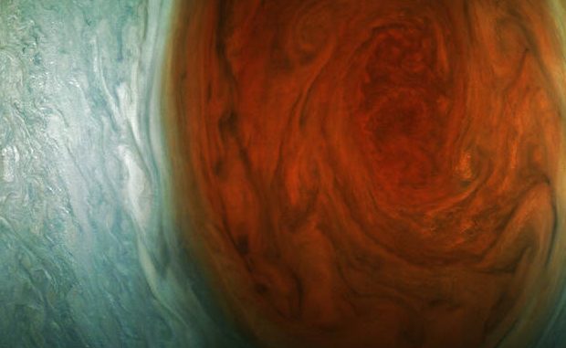Immagine in falsi colori della Grande Macchia Rossa di Giove (fonte: NASA/JPL-Caltech/SwRI/MSSS/Gerald Eichstädt) © ANSA/Ansa