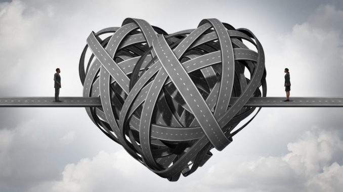Una situazione ingarbugliata: cuore, amore e... confusione. Shutterstock