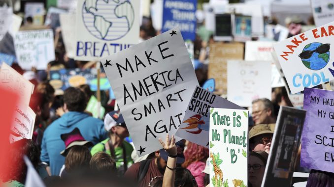 Una manifestazione organizzata nell’ambito dell’evento “March for Science”, a Los Angeles, il 22 aprile 2017 (AP/Reed Saxon)