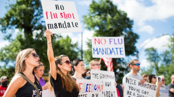 Una manifestazione contro l’introduzione del vaccino antinfluenzale obbligatorio nelle scuole del Massachusetts, a Boston, il 30 agosto 2020 (Scott Eisen/Getty Images)
