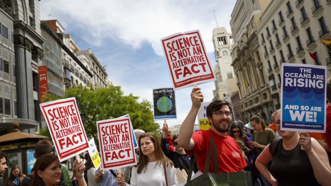 Una manifestazione di sostegno alla ricerca scientifica, organizzata nell’ambito dell’evento “March for Science”, a Madrid, sabato 22 aprile 2017 (AP/Daniel Ochoa de Olza)