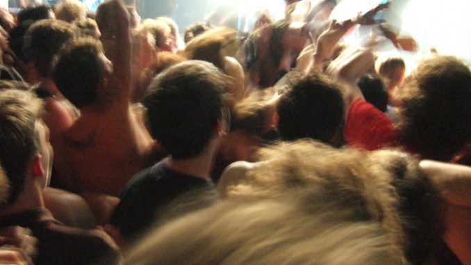 Durante un concerto, lo scontro con gli altri è lo scopo del ballo. Ma se c'è troppa ressa, diventa pericoloso. Wikimedia Commons