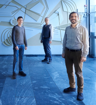 I fisici dell’Università di Bonn coinvolti nello studio: Manolo Rivera Lam (a sinistra), Dieter Meschede (al centro) e Andrea Alberti (a destra). Crediti: Volker Lannert/University of Bonn