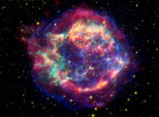 Cassiopea A è un resto di supernova situato a 10mila anni luce di distanza, nella costellazione di Cassiopea. È il residuo di una stella un tempo massiccia che morì in una violenta esplosione circa 340 anni fa. Questa immagine sovrappone i dati nell’infrarosso, luce visibile e raggi X per rivelare strutture filamentose di polvere e gas. Crediti: Nasa/Jpl-Caltech/Stsci/Cxc/Sao